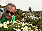 87 Un selfie-ricordo con bouquet di camedrio alpino